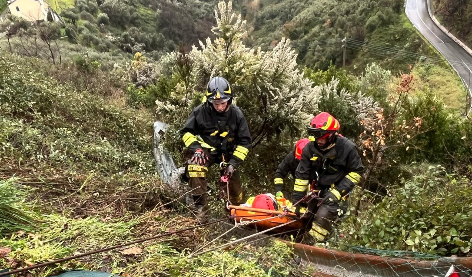 Levanto, auto abbatte il guardrail e cade in un pendio per 30 metri: un ferito grave