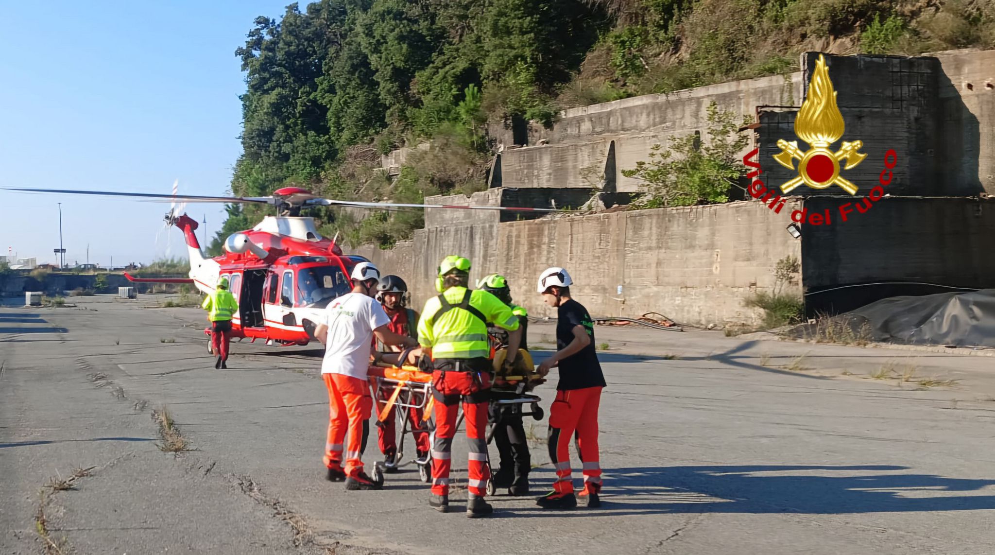 Incidente in scooter, due giovani sbalzati nel torrente: uno è grave