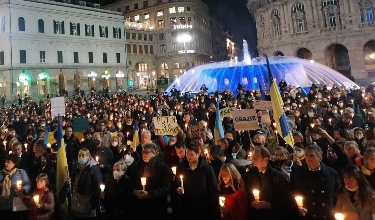 una fiaccolata per la pace in Ucraina