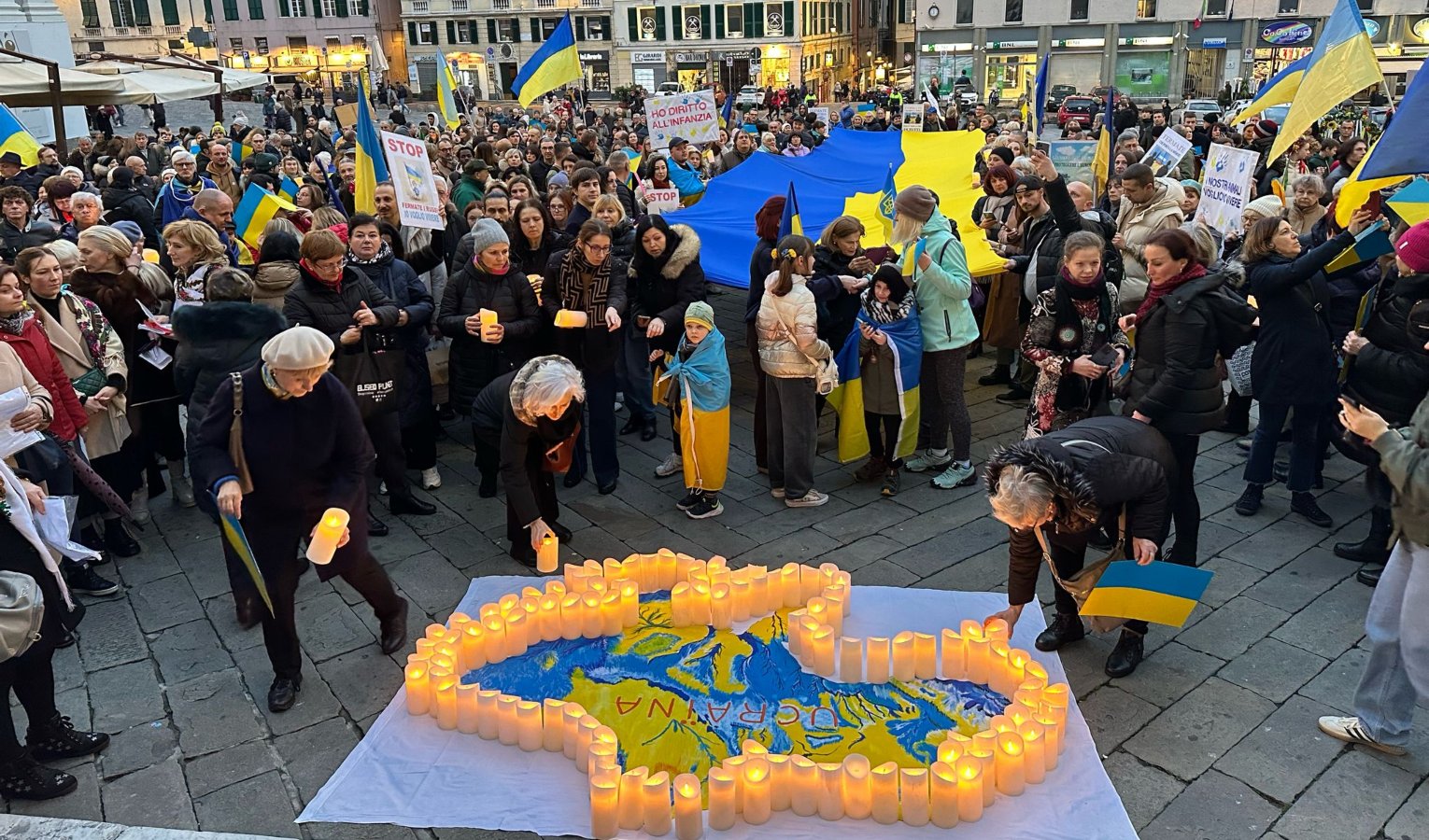 La fiaccolata per la pace in Ucraina di Genova