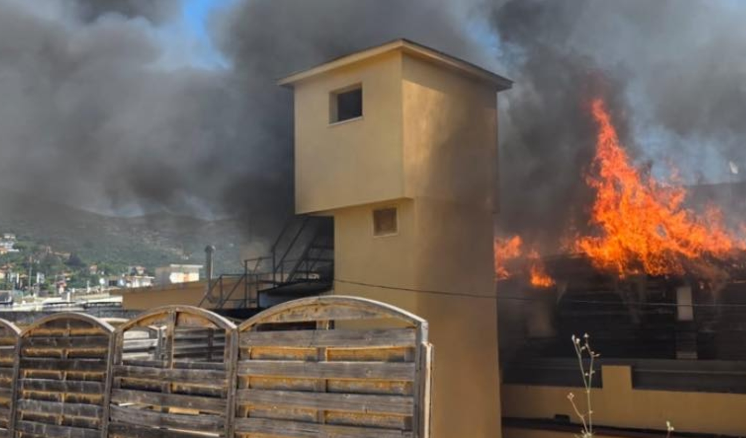 Fiamme dal tetto di un hotel ad Alassio, evacuati clienti e staff