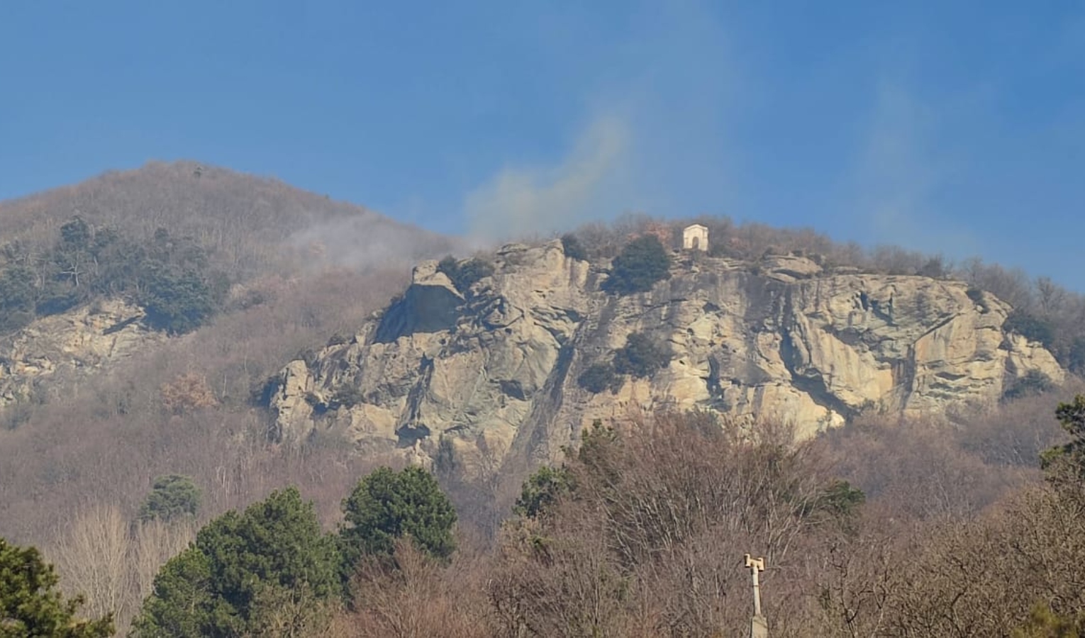 Incendio boschivo a Varazze, il fronte vicino alle case: in volo l'elicottero