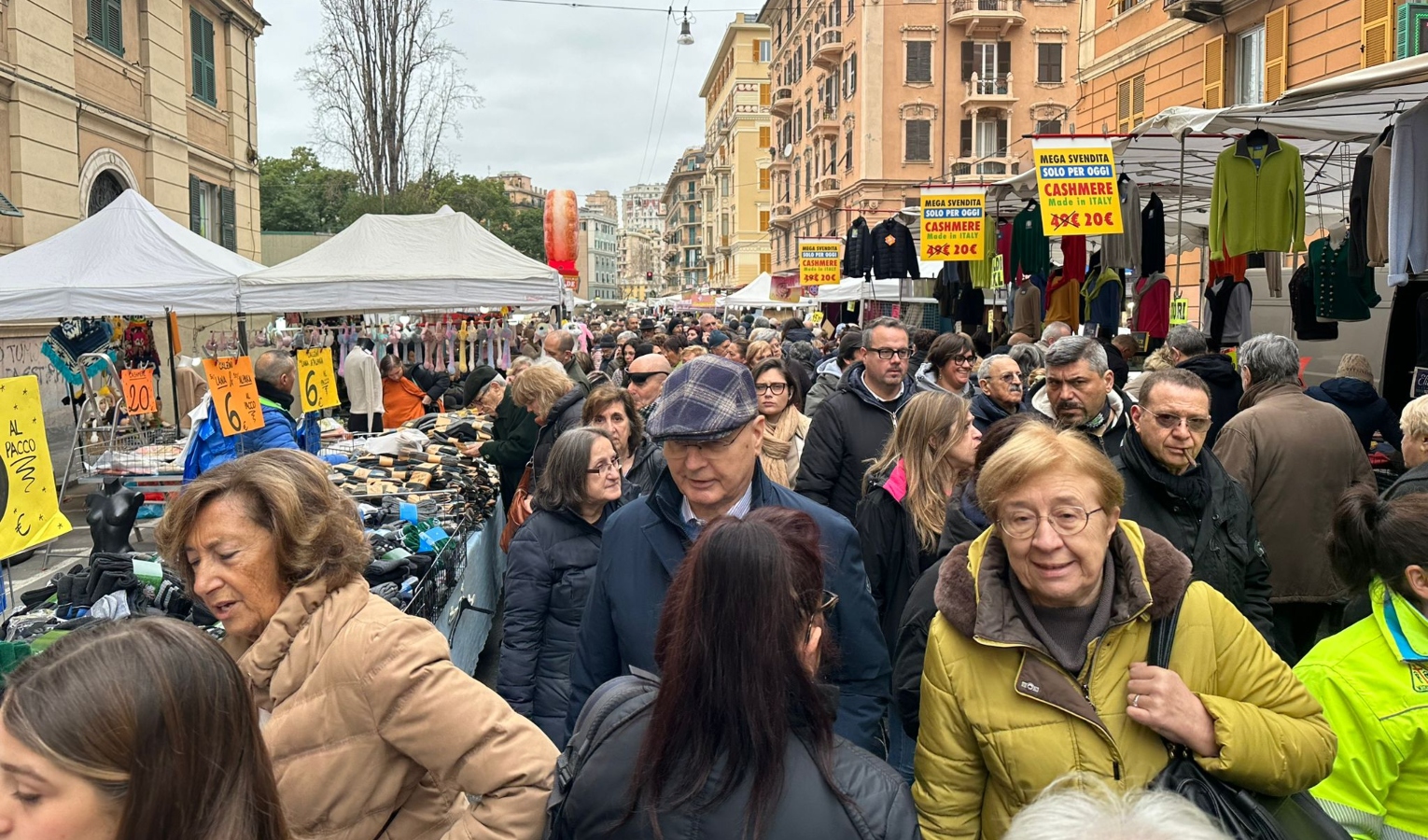 Gente che cammina in mezzo ai banchi di una fiera