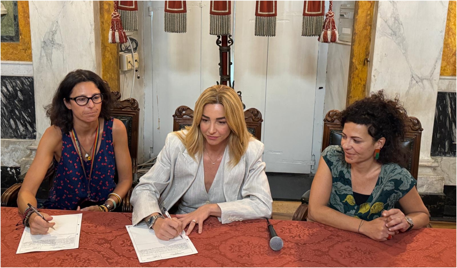 Genova riconosce i figli di due donne, applausi e commozione a Tursi