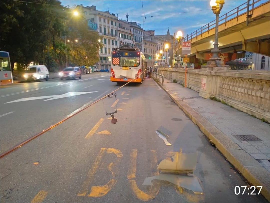 Crolla un tratto di filovia Amt alla Marittima, sindacati in allarme