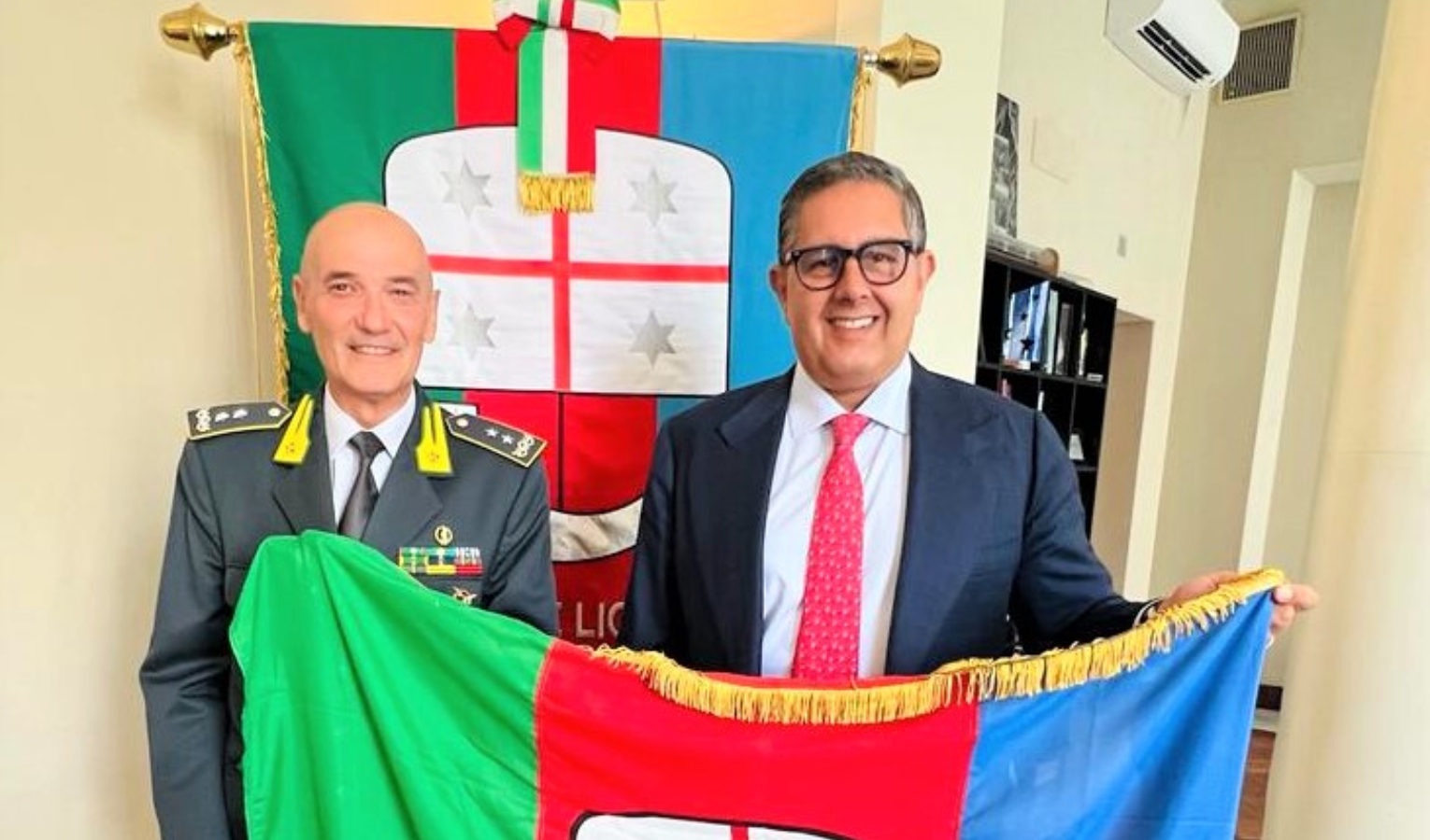 La bandiera della Liguria al comandante della finanza Cristiano Zaccagnini