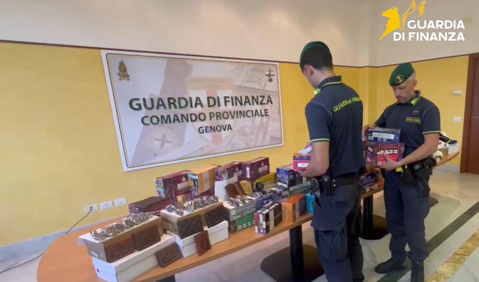 Orologi, scarpe e portafogli contraffatti, maxi sequestro a Genova