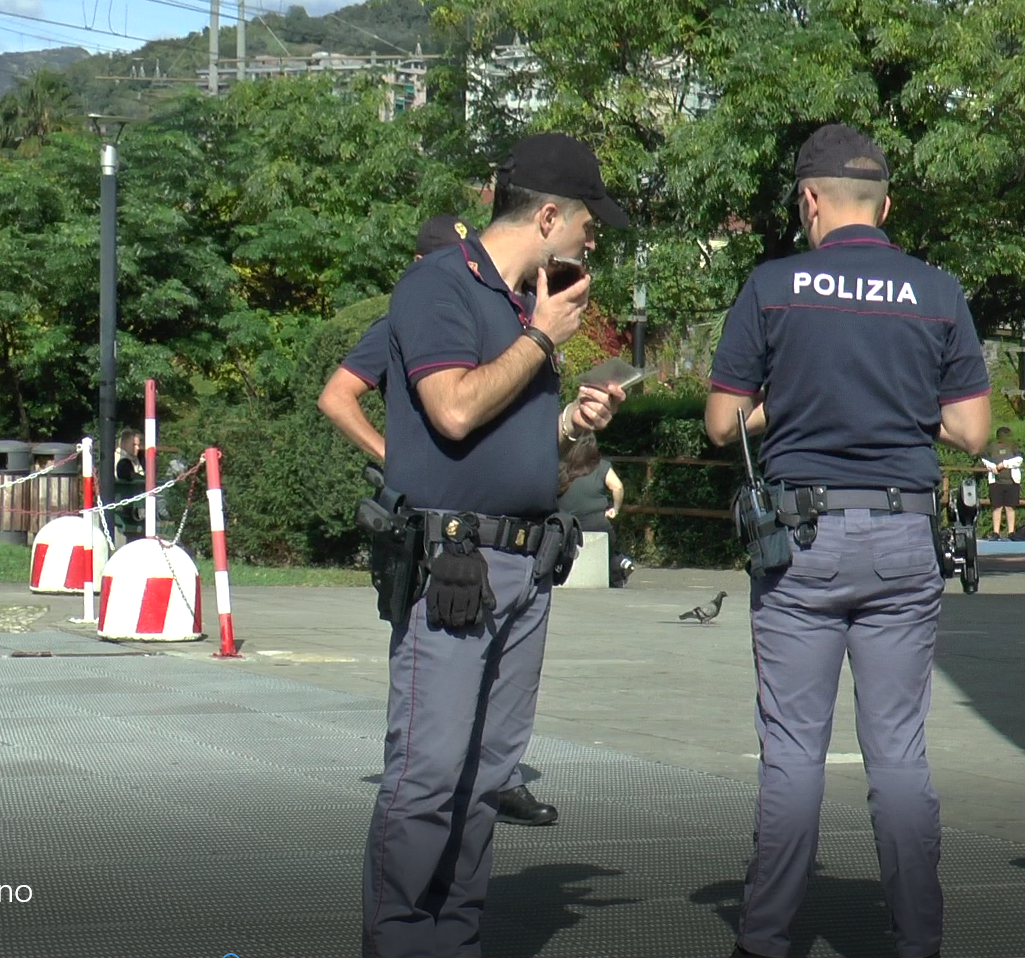 Ruba da un supermercato poi scappa a bordo di un autobus