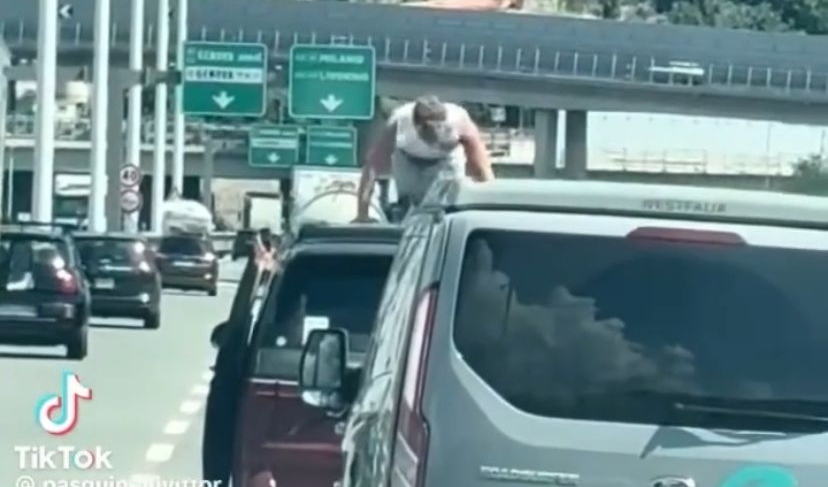Follia in autostrada, fa flessioni sul tetto della macchina sul Ponte San Giorgio. Il video