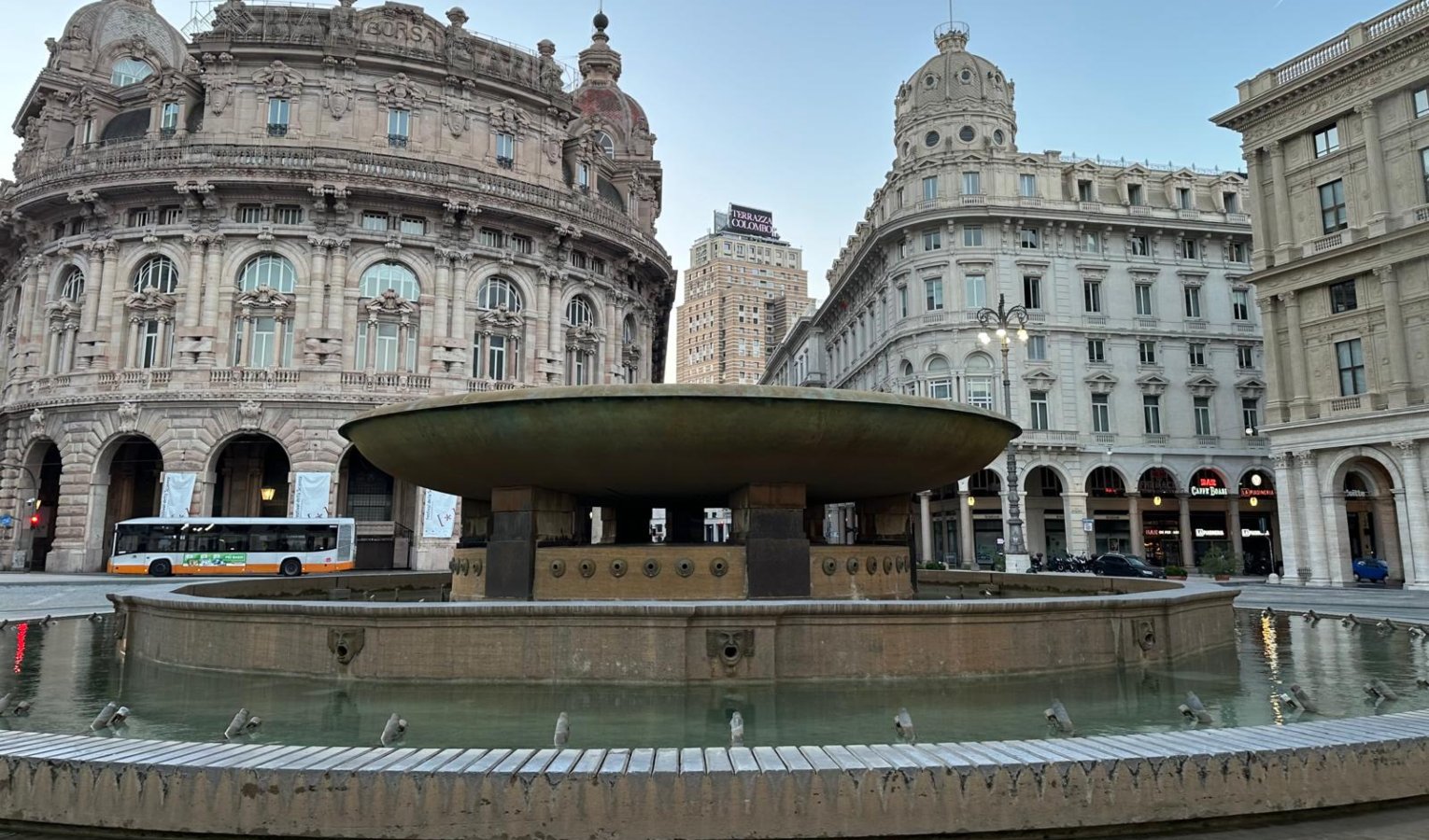 Genova, dopo i lavori straordinari torna l'acqua nella fontana di De Ferrari