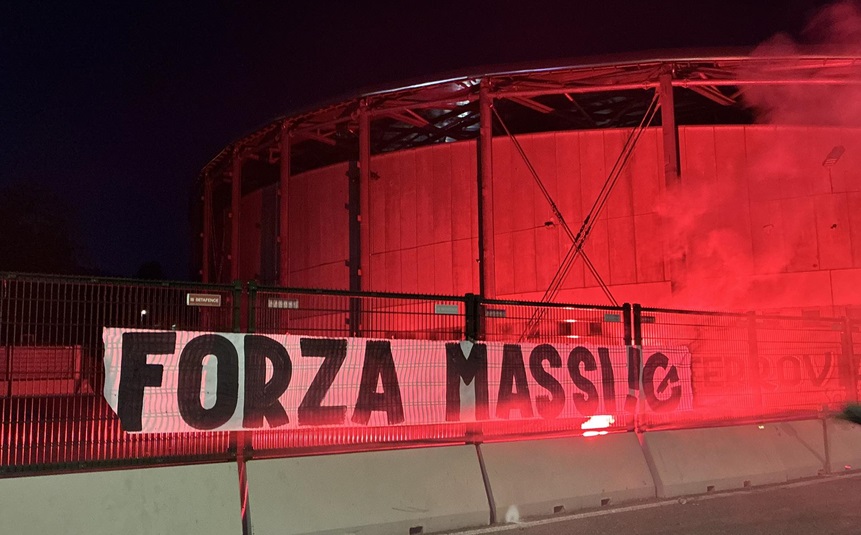 Resta grave il tifoso caduto durante Spezia - Bari: striscione di solidarietà degli ultras