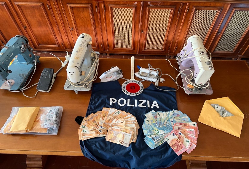 In un appartamento nel centro storico una vera fabbrica di vestiti