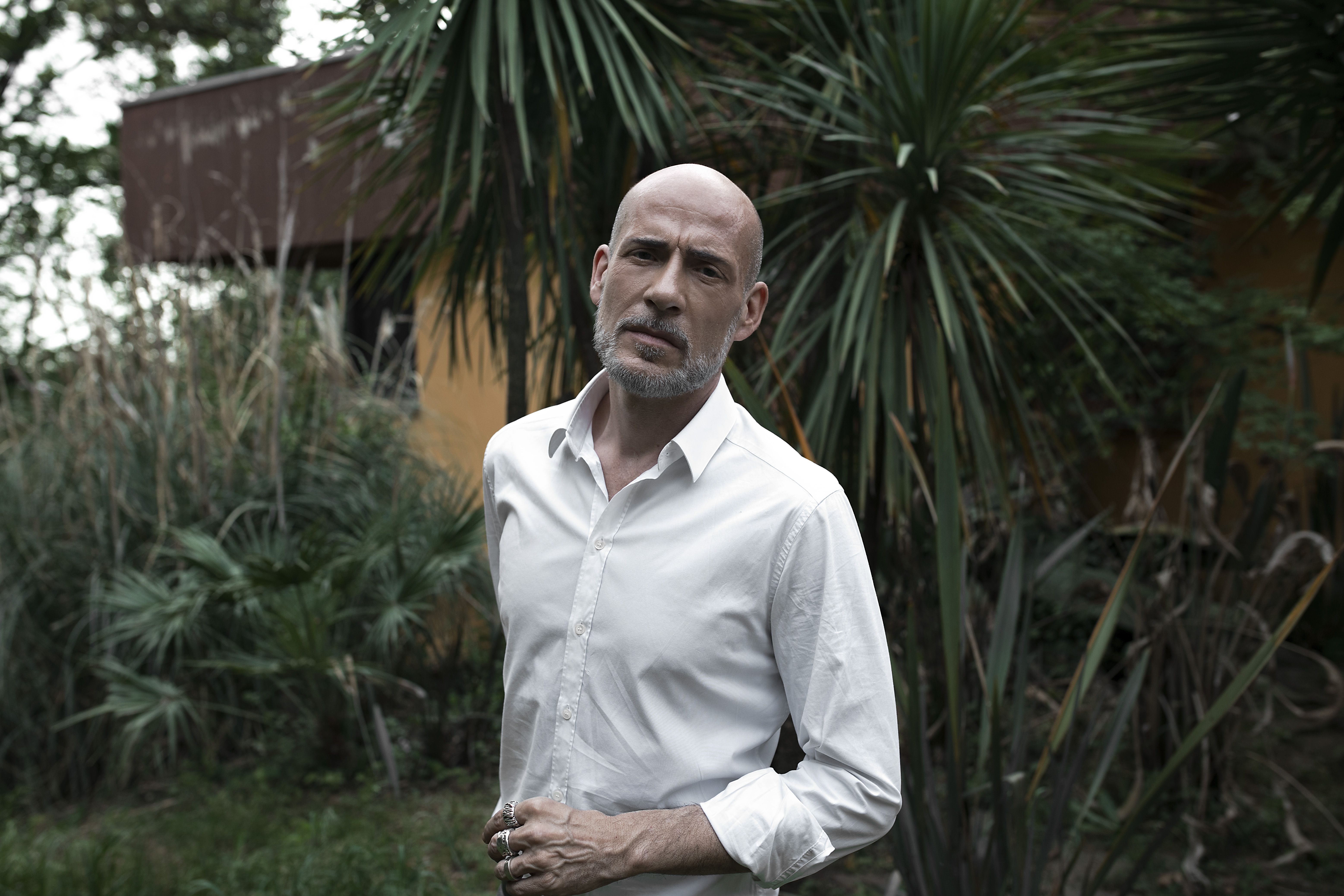 Gianmarco Tognazzi al Porto Antico con “Paul McCartney e i Beatles”, viaggio tra mito musica e misteri