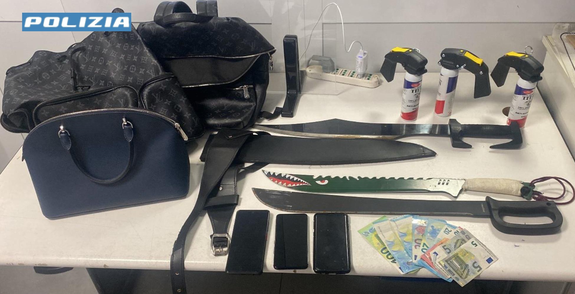 Furto in stazione fa scoprire agli agenti coltelli e spray urticante in un albergo di Genova