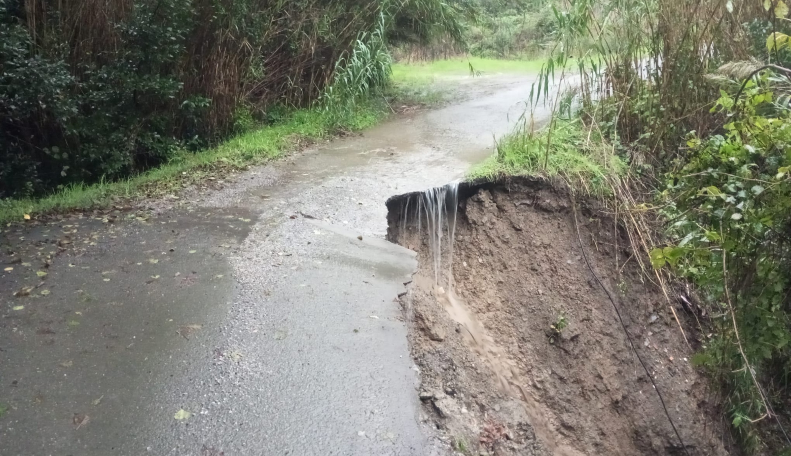 Frana a Casarza Ligure, crolla parte della strada: dieci persone isolate