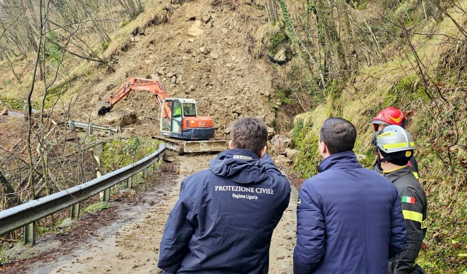 Massi sulla strada con i vigili del fuoco