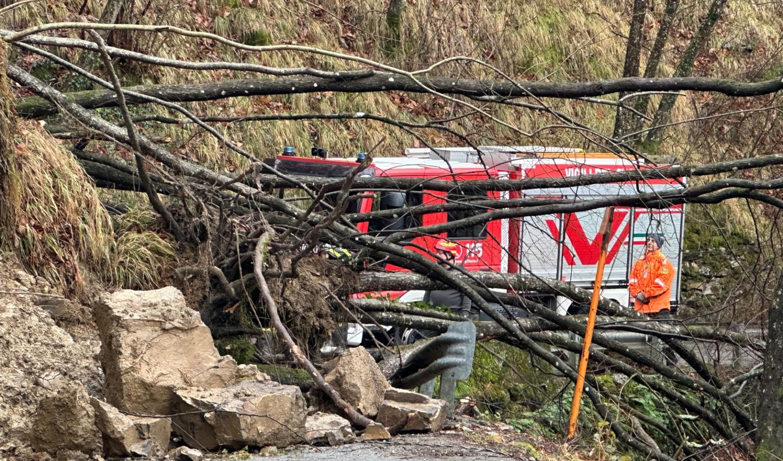 Frana a Marsiglia (Davagna), 60 persone isolate: tra loro anziani e malati