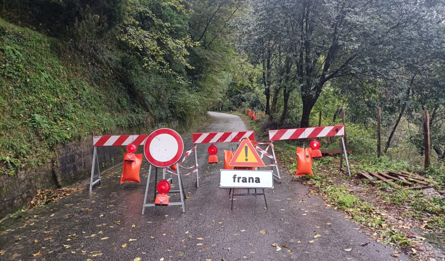 Genova, frana in località Fabbriche: tre famiglie isolate