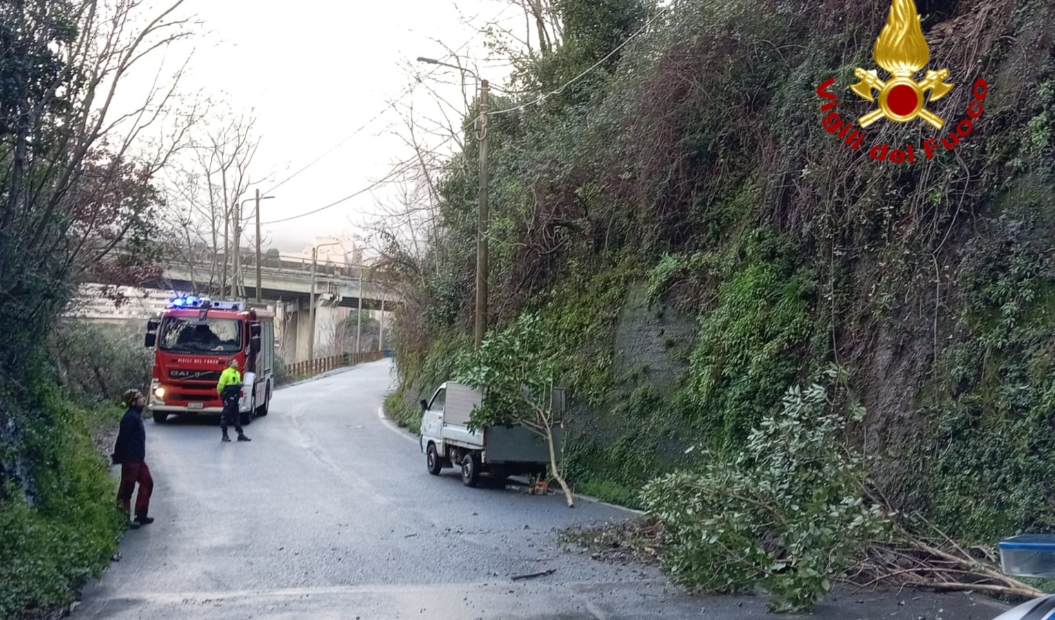 Massi franano sulla strada al Garbo, l'intervento dei pompieri