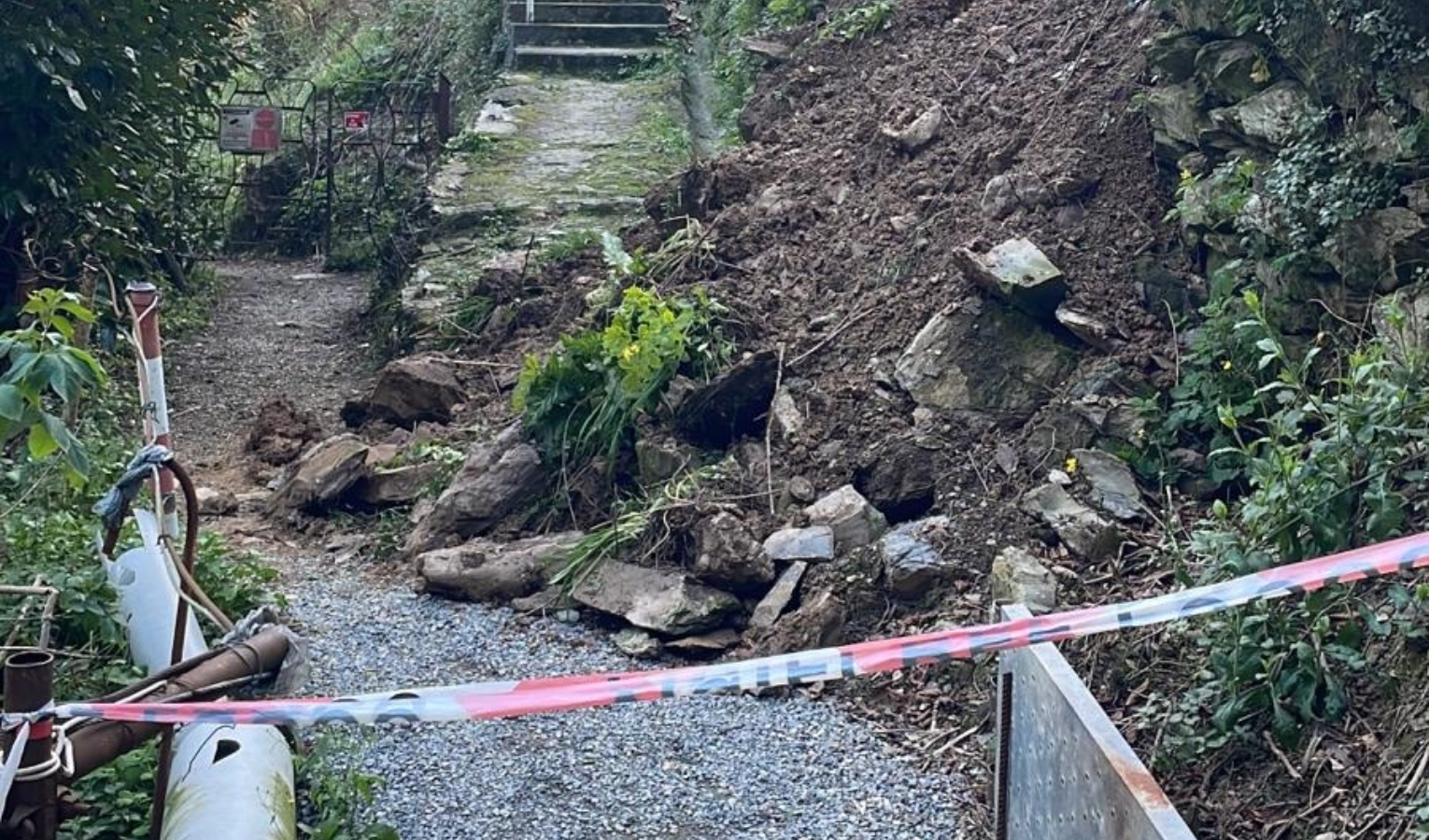 Muro blocca mulattiera a Begato, quattro famiglie decidono di restare in casa