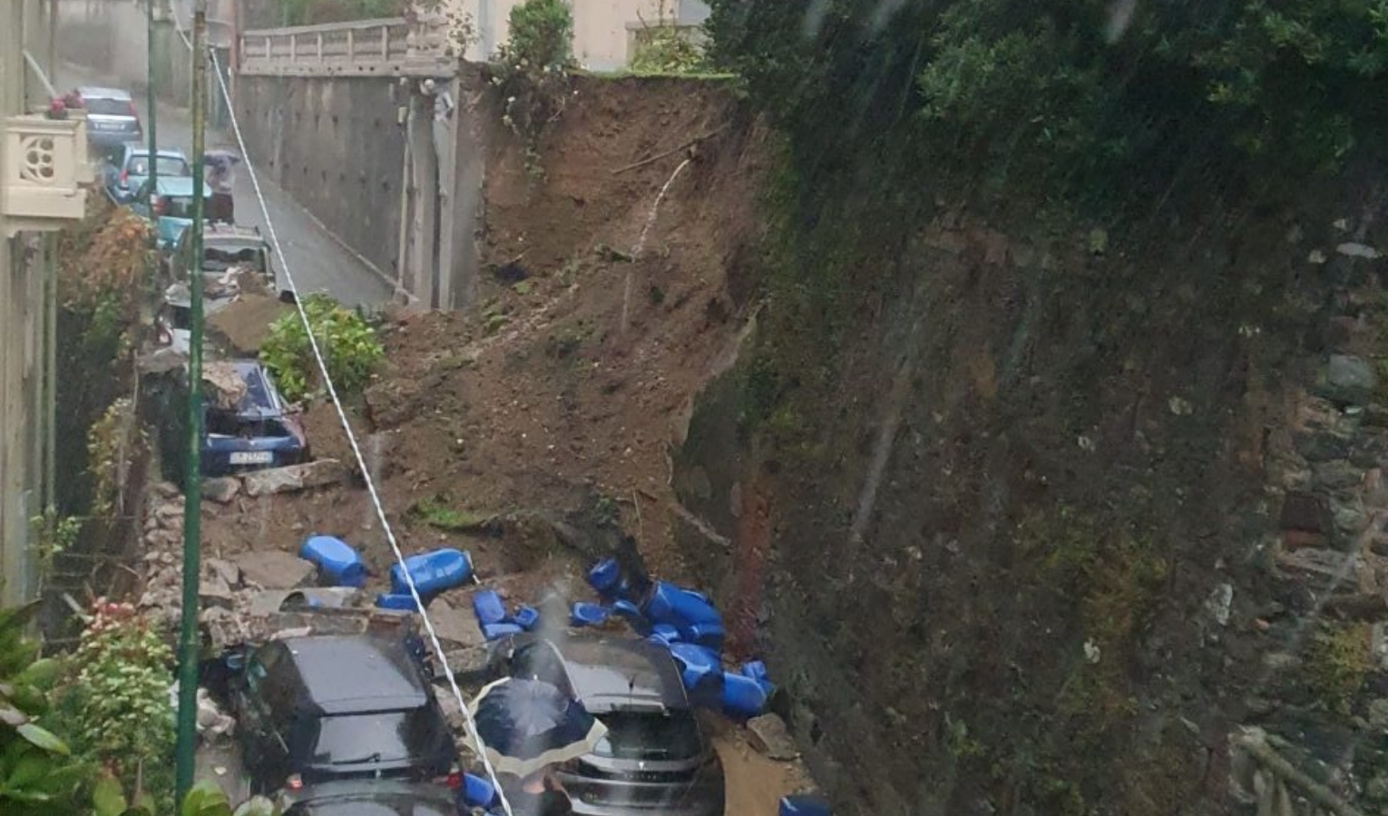 Crolla un muro di contenimento a Pegli, auto danneggiate e strada chiusa