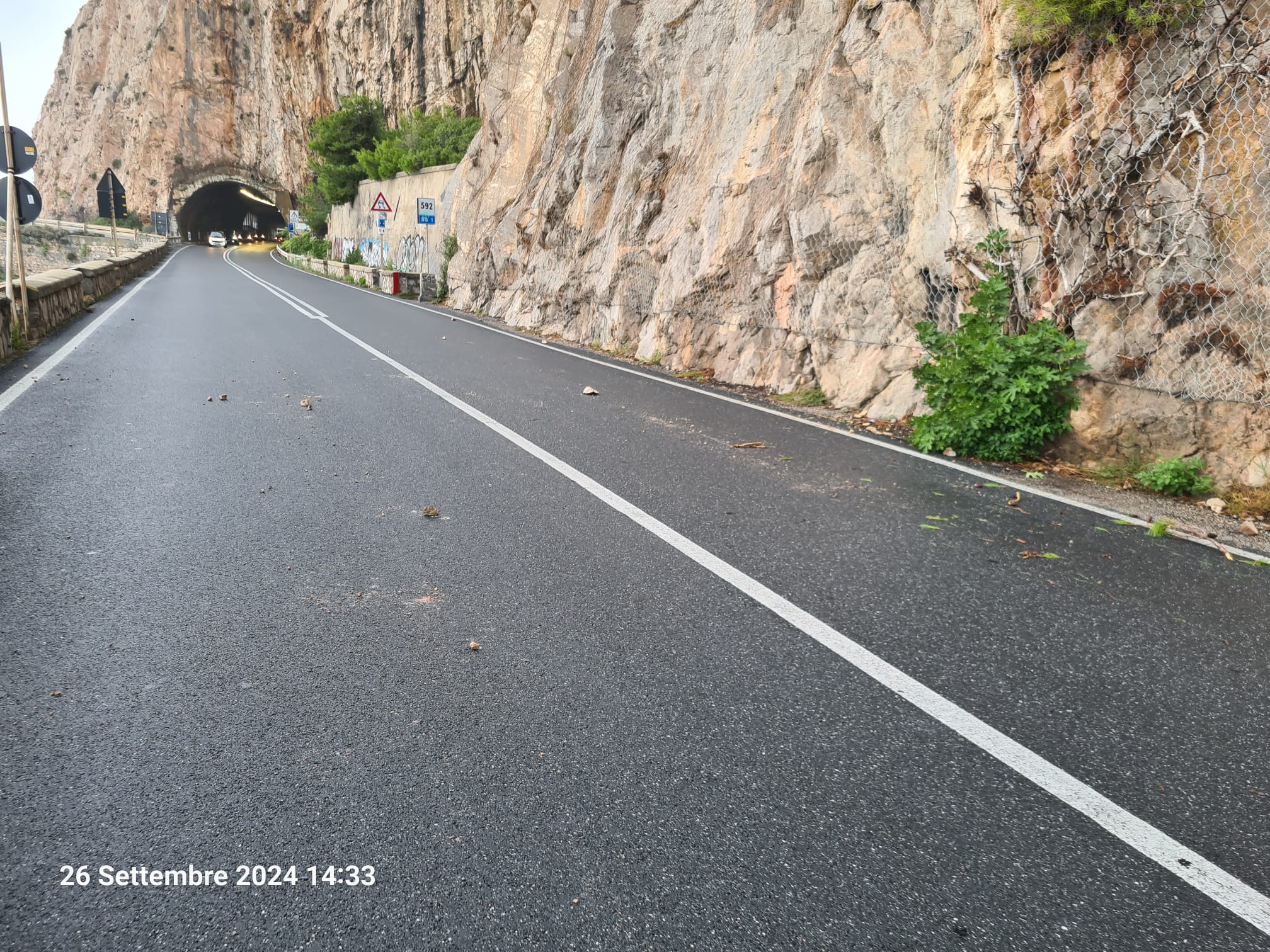 Cadono massi sulla strada, chiusa l'Aurelia tra Noli e Spotorno: fino a 12 km di code in A10