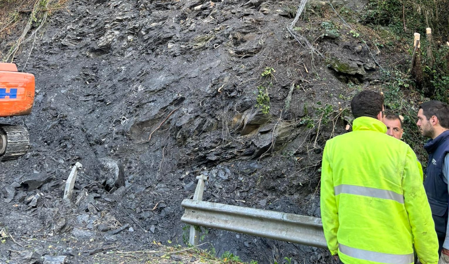 Frana a Serra Riccò, strada riaperta: al via la posa rete di protezione