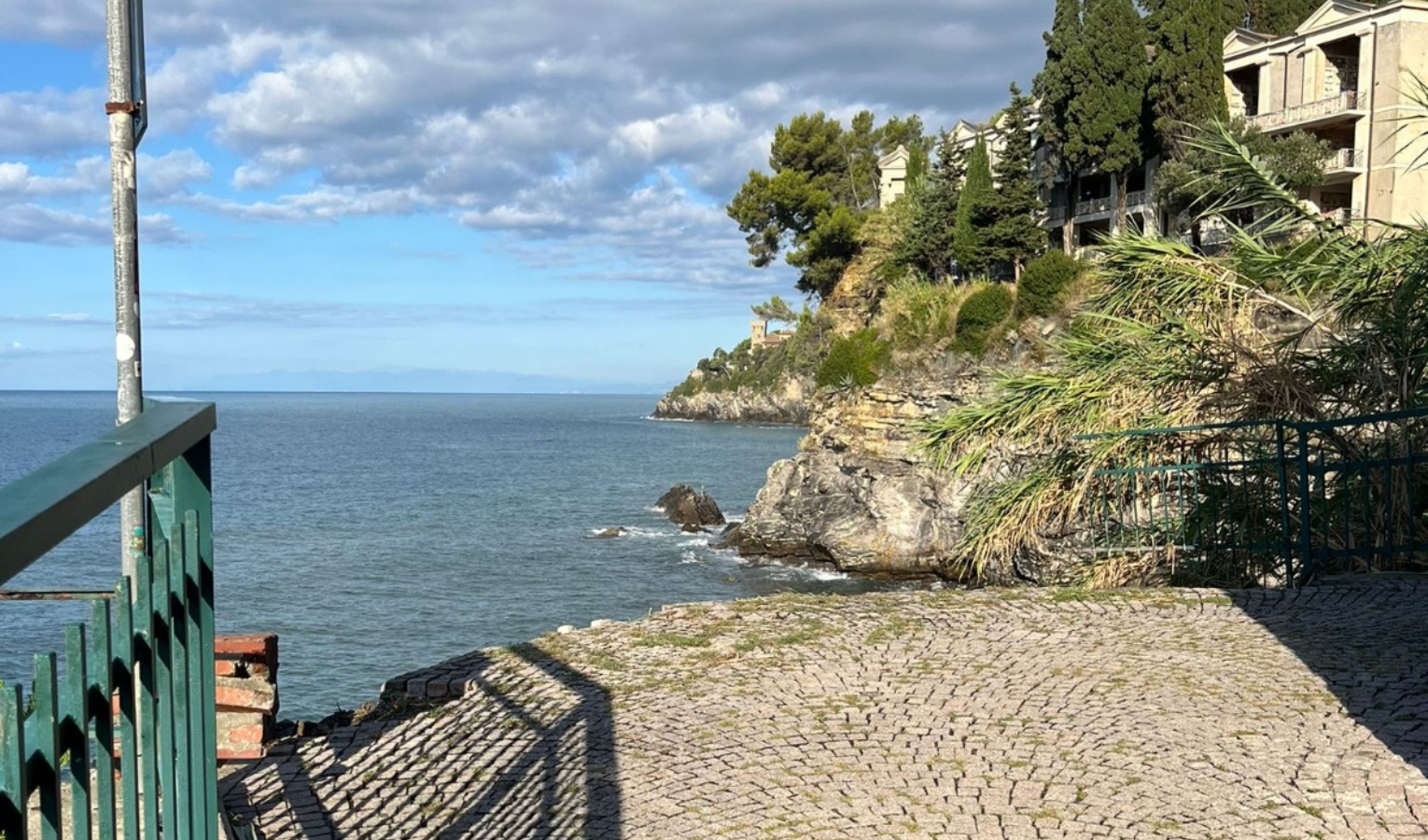 Frana la falesia a Sori, distrutto il monumento ai Caduti del mare