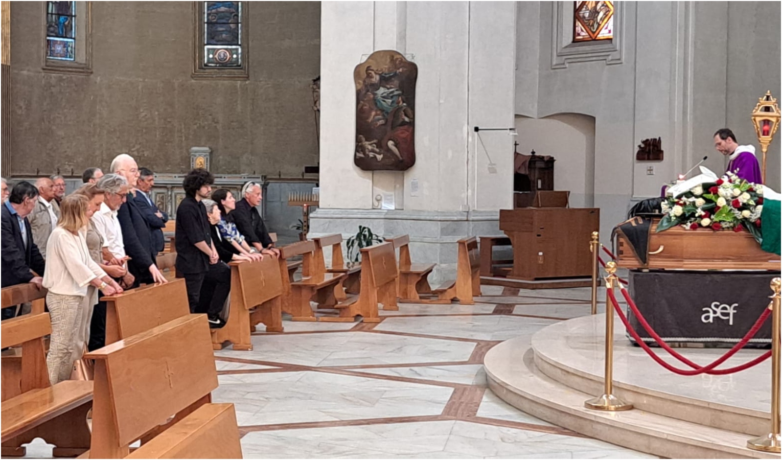 L'ultimo saluto a Franco Marenco, sul feretro il tricolore e il cappello da bersagliere