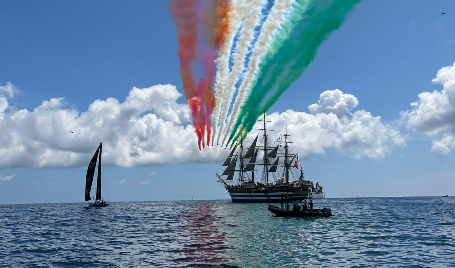 Le Frecce Tricolori sorvolano la Vespucci - le spettacolari immagini di Primocanale