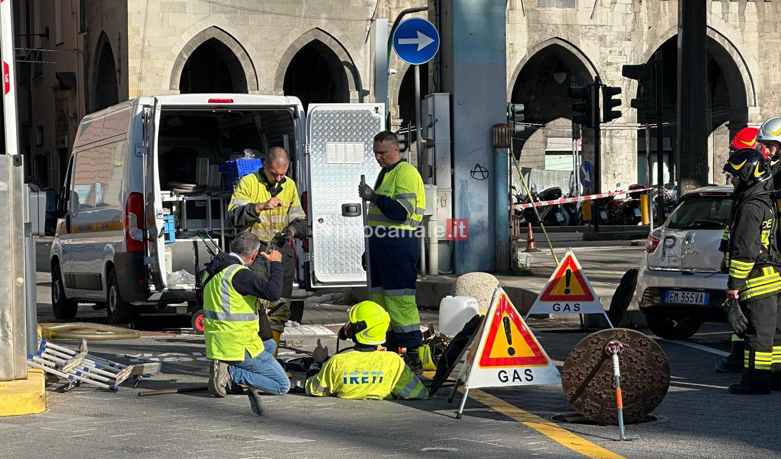 Genova, fuga di gas ad una tubatura in piazza Caricamento