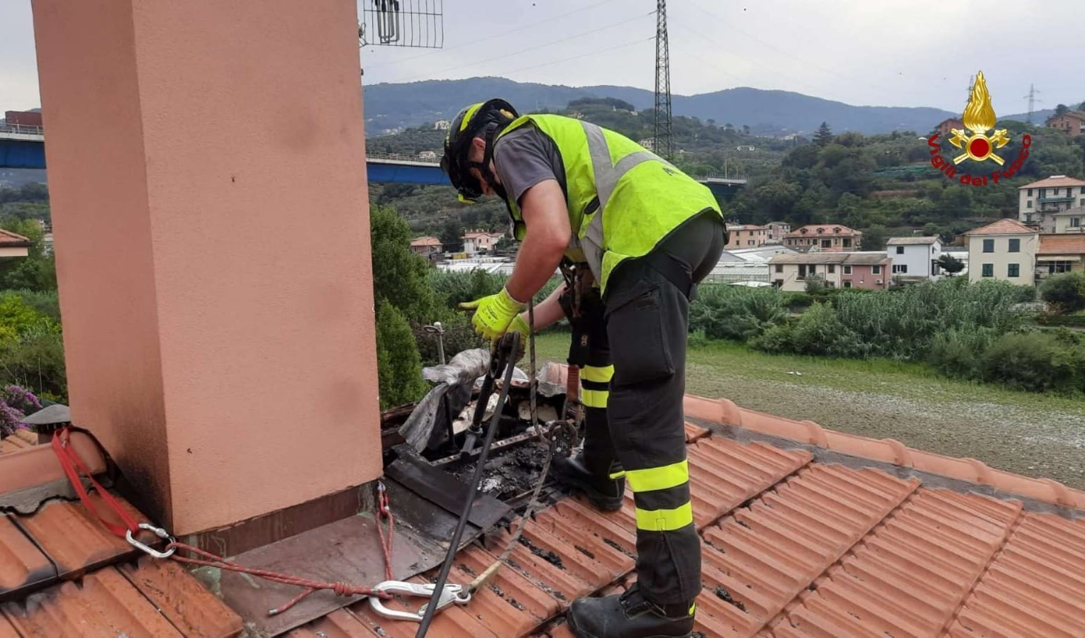 Fulmine su un tetto a Chiavari, divampa incendio in un appartamento