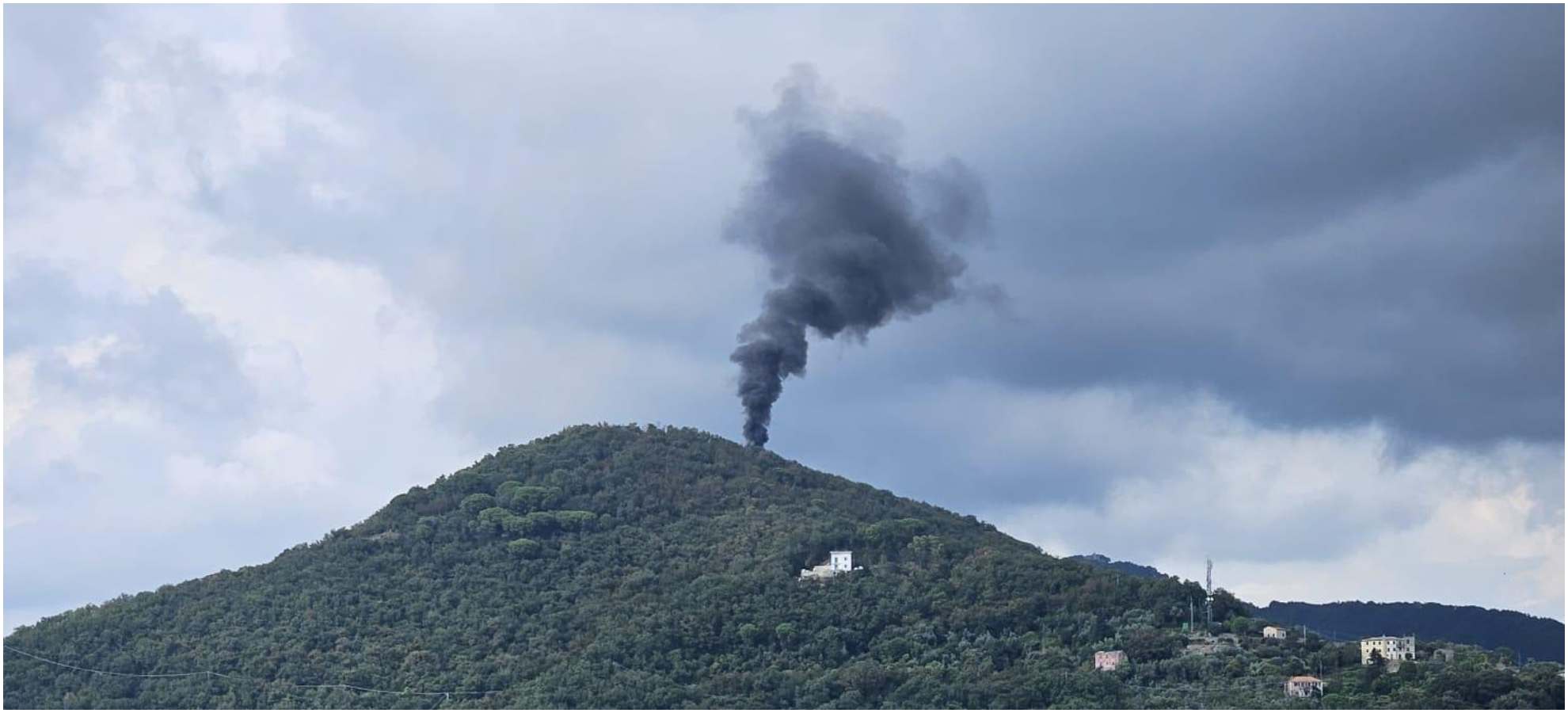 Incendio sulla Ruta di Camogli: a causarlo è stato un fulmine