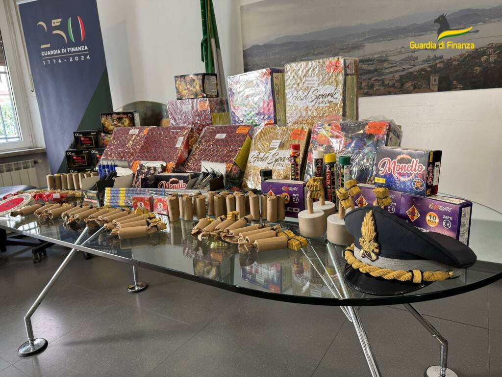 Sequestrati 65 chili di fuochi d'artificio alla Spezia, erano stipati in un garage