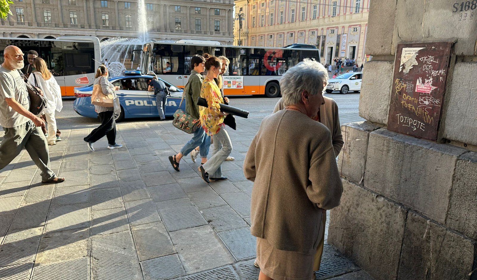 Rubano borsa ad anziana e fuggono: caccia ai ladri a De Ferrari