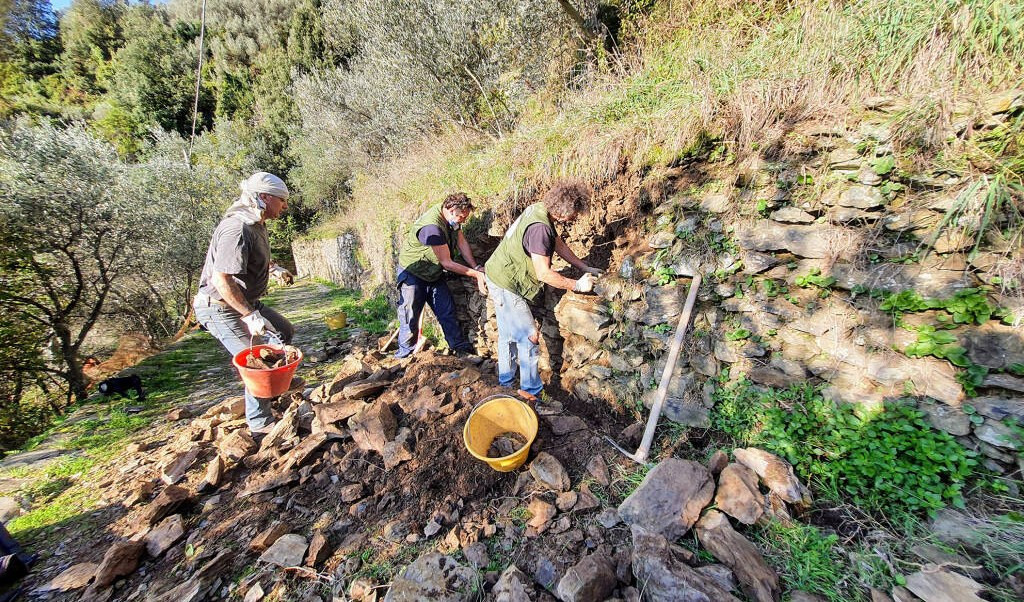 tre uomini lavorano con dei sassai