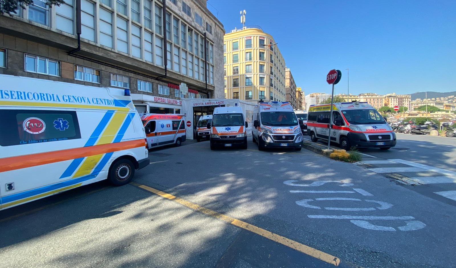 Ubriaco minaccia medici e pazienti all'ospedale Galliera, arrestato