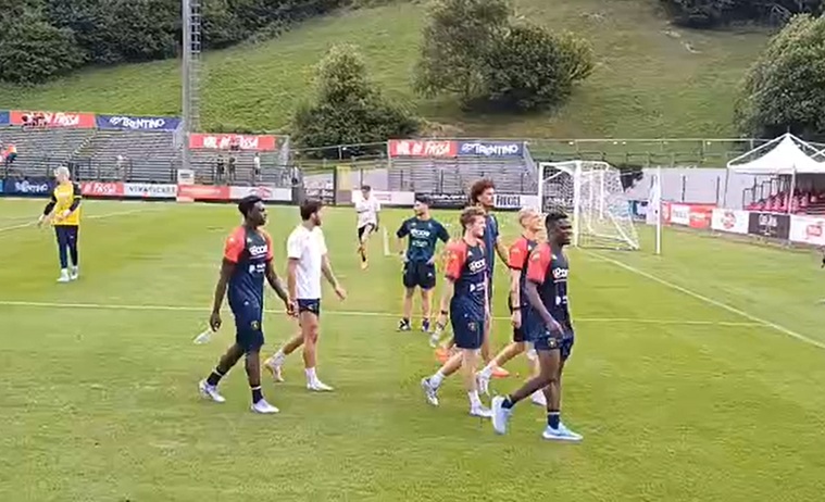 Moena, il Genoa si allena sotto la pioggia. Le condizioni degli infortunati e il mercato