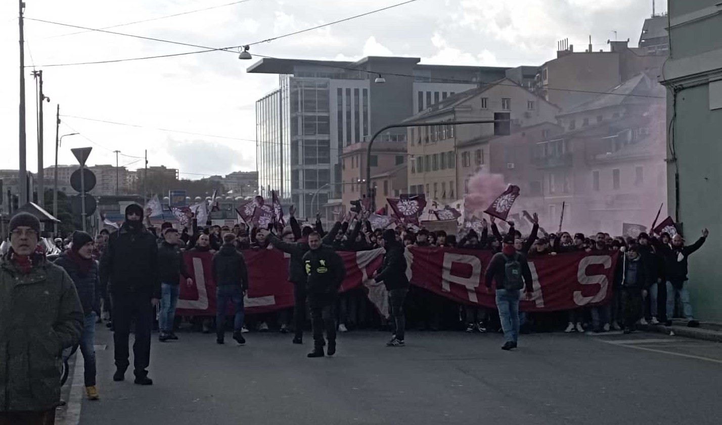 La marcia dei tifosi del Toro e del Genoa verso lo stadio