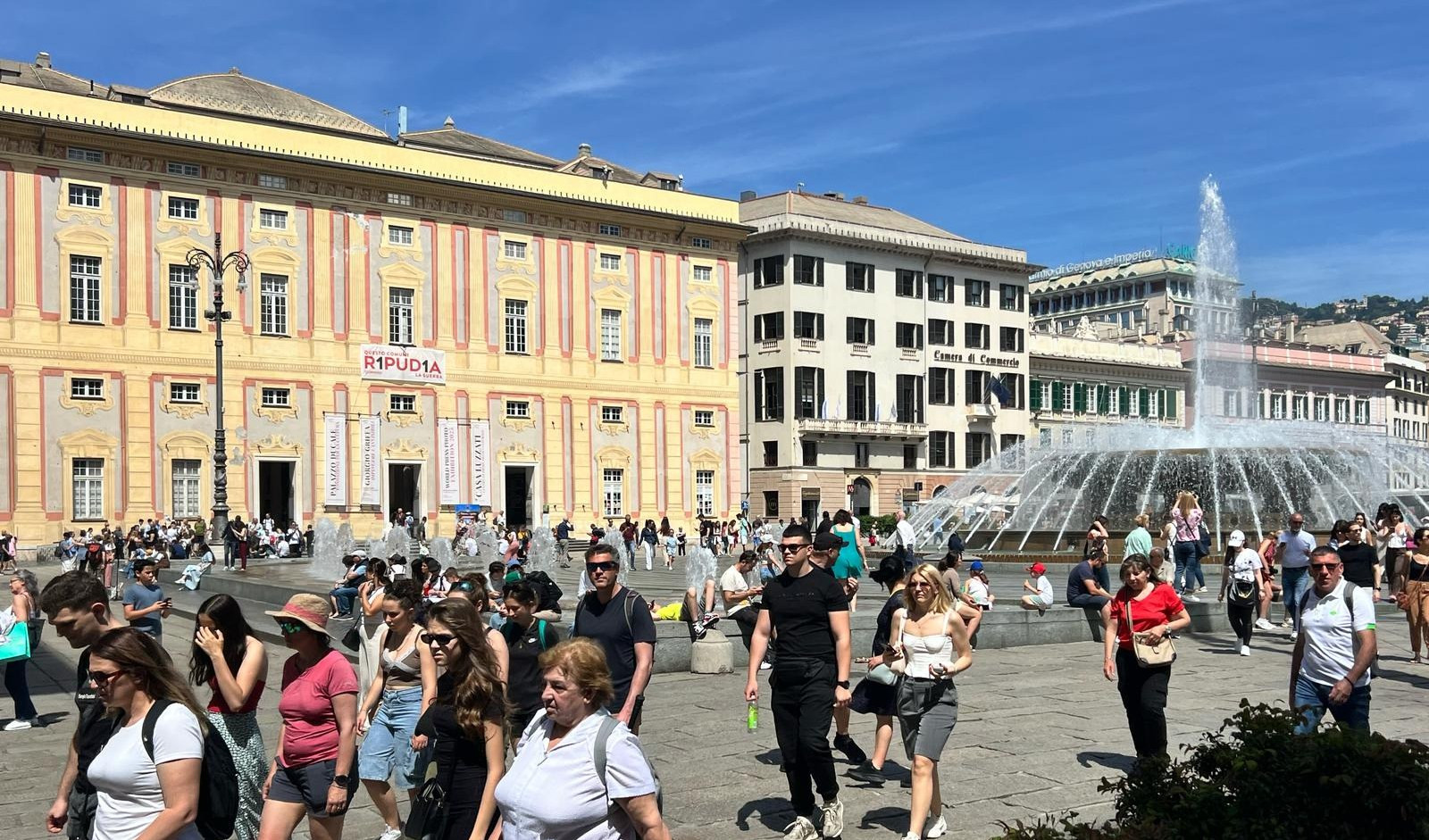 Genova invasa dai turisti, boom negli alberghi: tutto esaurito la notte del 2 maggio