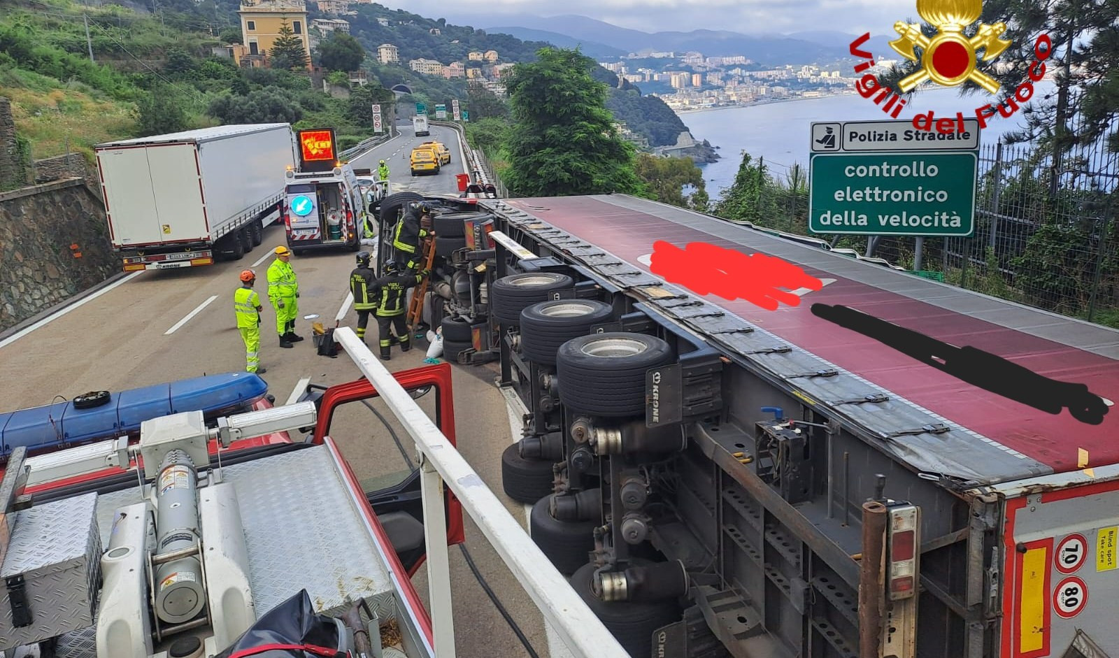Autostrade, camion perde detriti verso l'uscita di Genova Ovest: coda in A7 e A12