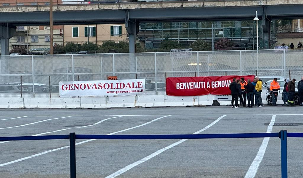 Geo Barents, Genova Solidale accoglie i migranti con uno striscione