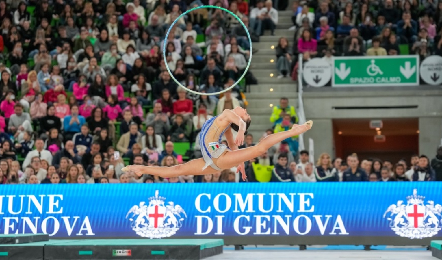 Atleta impegnata in una gara di ginnastica artistica