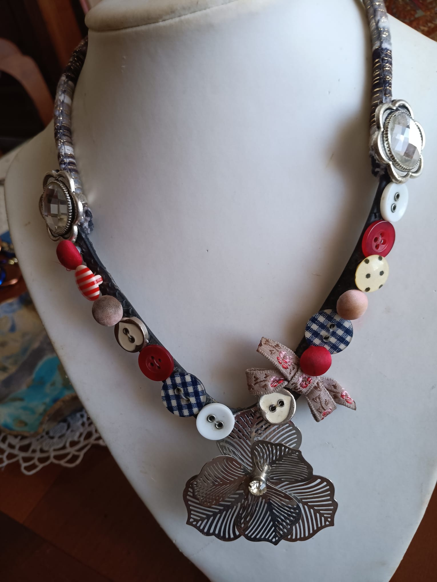 Moda, arte e sostenibilità: al Centro del riuso oggi la sfilata “Gioielli del Riuso”