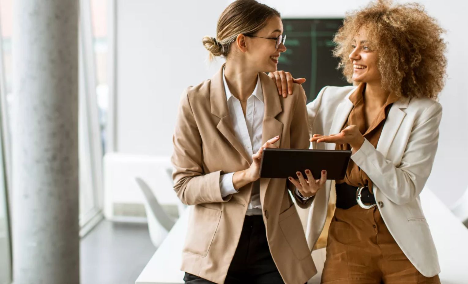 Donne che parlano al lavoro