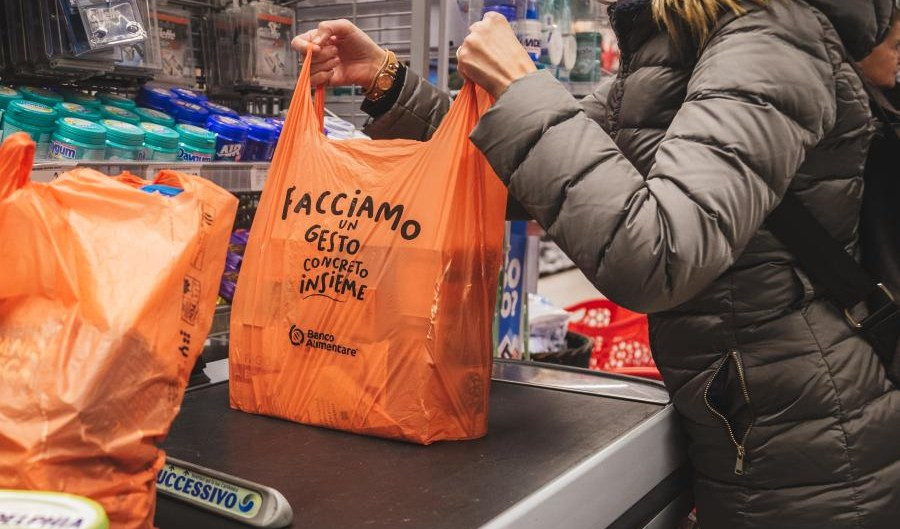 Un sacchetto della spesa alla cassa del supermercato