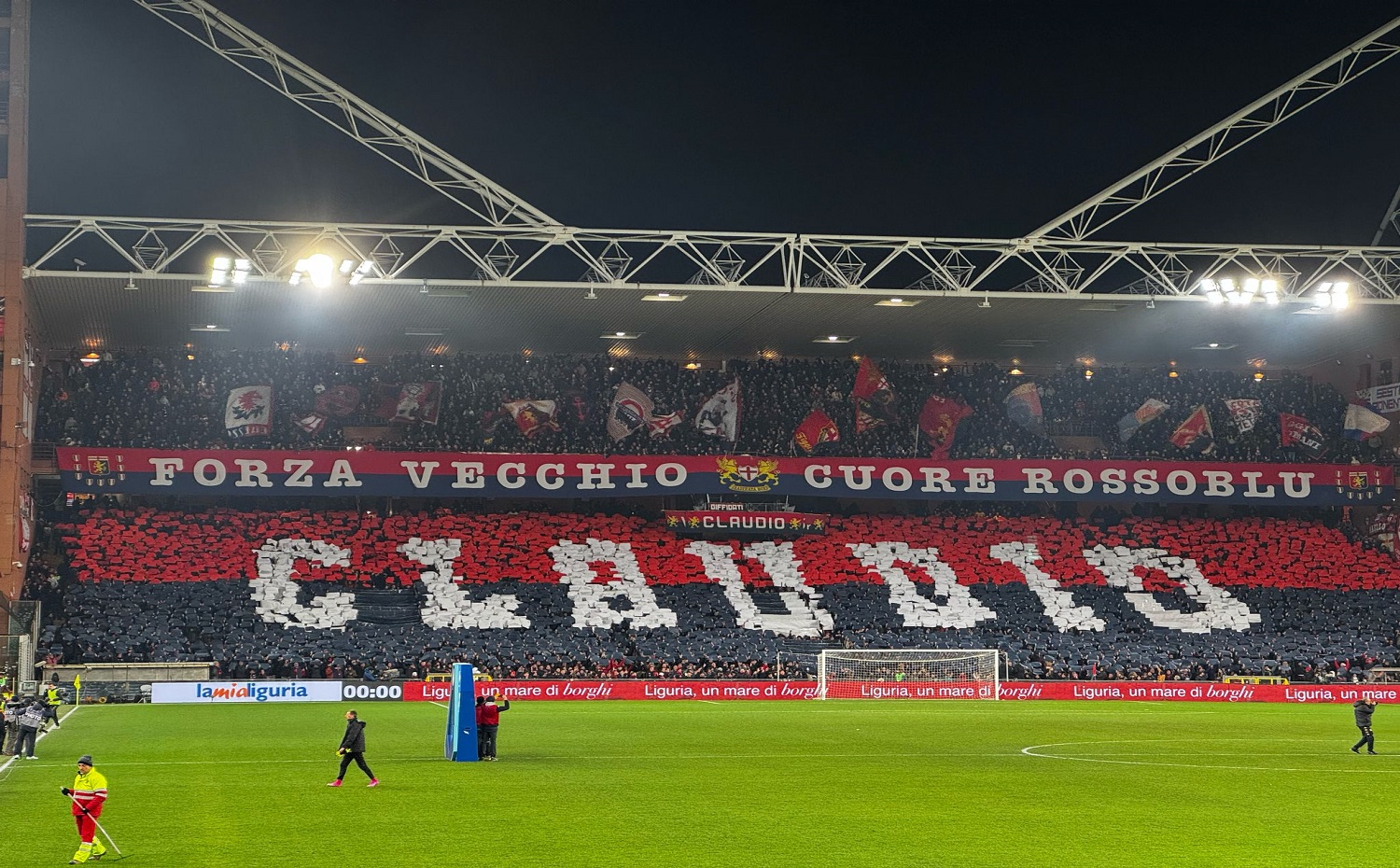 I tifosi del Genoa allo stadio di Marassi in una gradinata