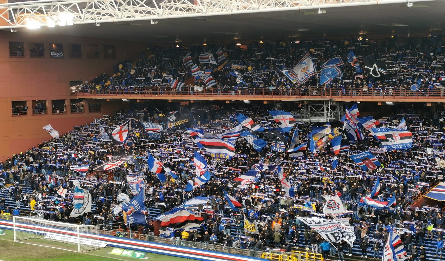 I tifosi della Sampdoria sventolano le bandiere allo stadio