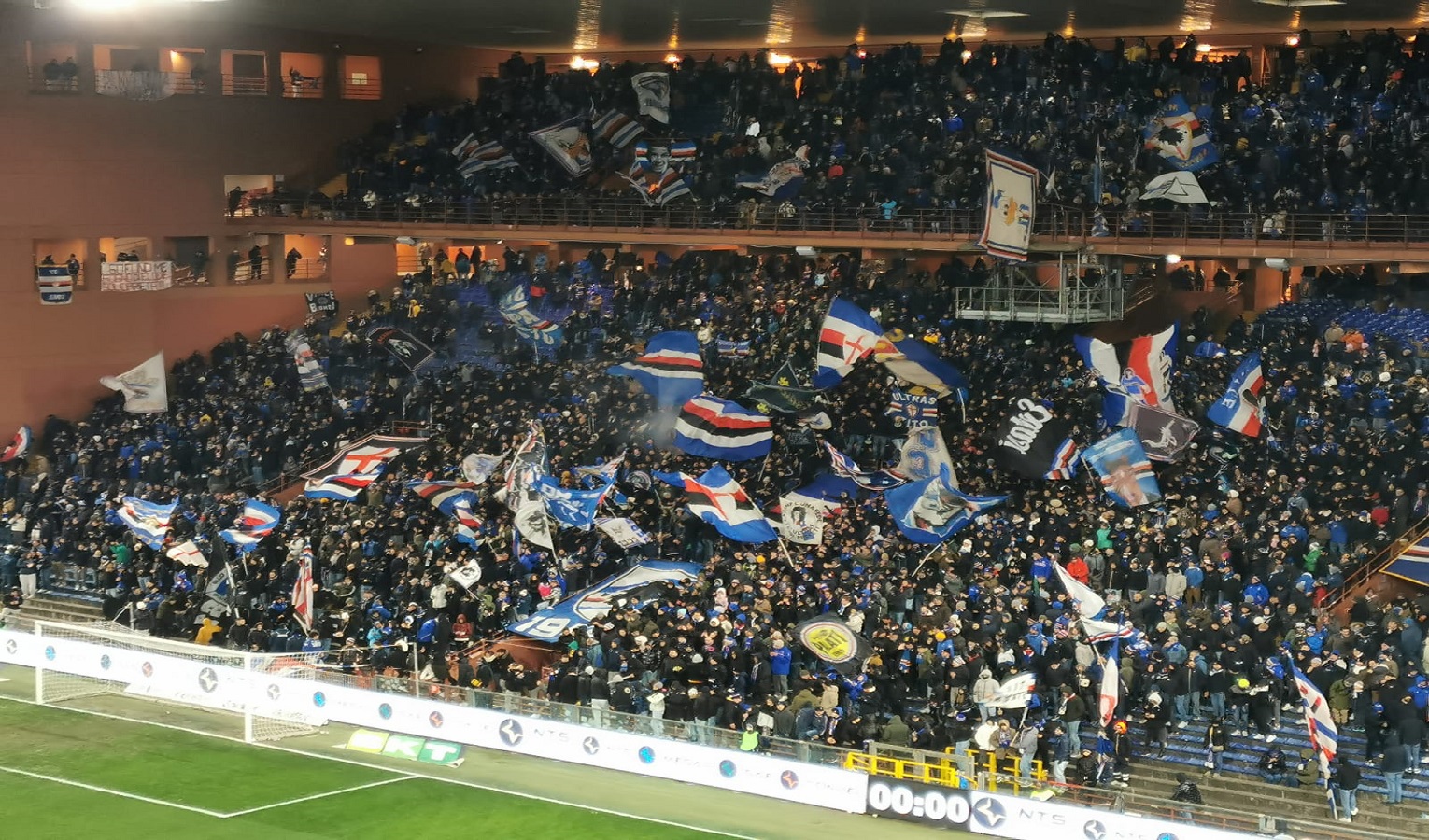 I tifosi della Sampdoria sventolano le bandiere allo stadio