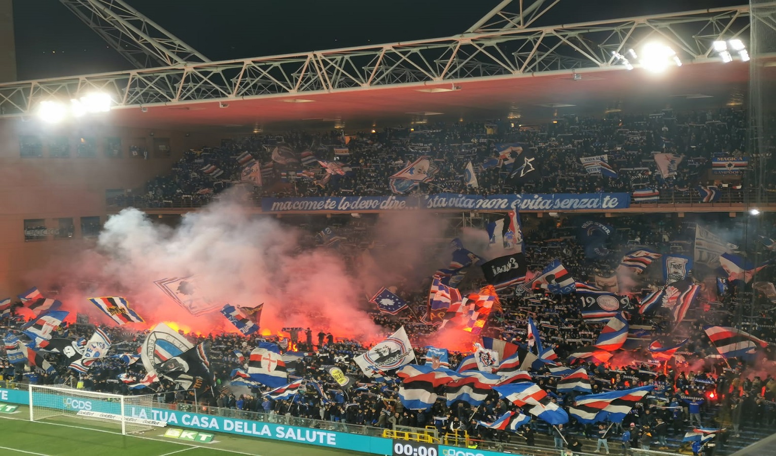 Sampdoria, i tifosi contestano Manfredi e ringraziano Evani e Lombardo